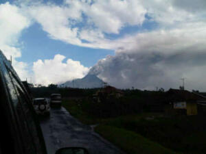 Gunung Merapi sedang keluarkan abu,,,